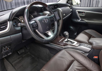 Подержанный автомобиль Toyota Fortuner 2018 года (17 фото)