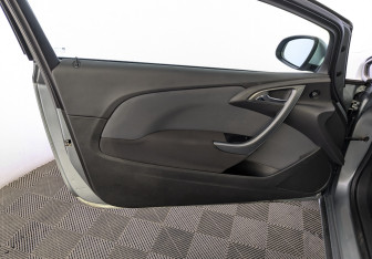 Подержанный автомобиль Opel Astra Hatchback 2012 года (19 фото)