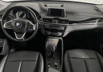 Подержанный автомобиль BMW X1 2018 года (11 фото)