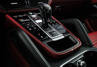 Подержанный автомобиль Porsche Cayenne 2020 года (34 фото)