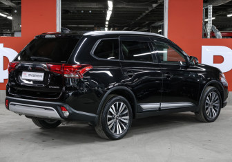 Подержанный автомобиль Mitsubishi Outlander 2019 года (5 фото)