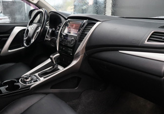 Подержанный автомобиль Mitsubishi Pajero Sport 2018 года (7 фото)