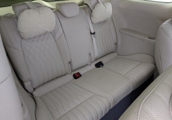 Подержанный автомобиль Voyah Dream 2023 года (17 фото)