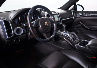 Подержанный автомобиль Porsche Cayenne 2012 года (15 фото)