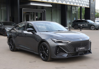 Подержанный автомобиль Changan UNI-V 2023 года (3 фото)