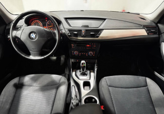 Подержанный автомобиль BMW X1 2013 года (11 фото)