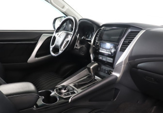 Подержанный автомобиль Mitsubishi Pajero Sport 2019 года (9 фото)