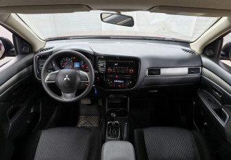 Подержанный автомобиль Mitsubishi Outlander 2012 года (11 фото)