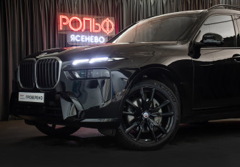 Подержанный автомобиль BMW X7 2023 года (27 фото)