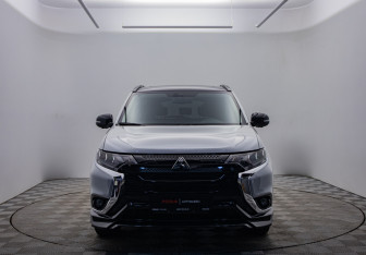 Подержанный автомобиль Mitsubishi Outlander 2022 года (2 фото)