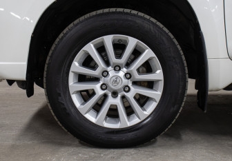 Подержанный автомобиль Toyota Land Cruiser Prado 2016 года (27 фото)