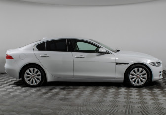 Подержанный автомобиль Jaguar XE 2016 года (5 фото)