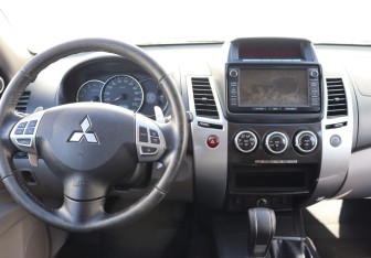 Подержанный автомобиль Mitsubishi Pajero Sport 2015 года (15 фото)