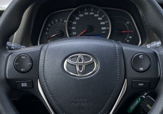 Подержанный автомобиль Toyota RAV4 2013 года (15 фото)