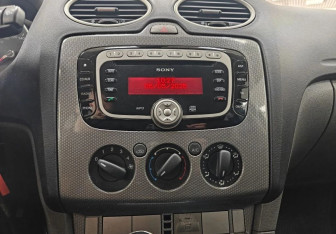 Подержанный автомобиль Ford Focus Hatchback 2010 года (11 фото)