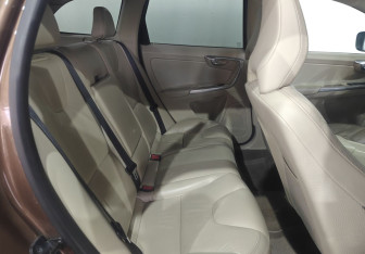 Подержанный автомобиль Volvo XC60 2012 года (10 фото)