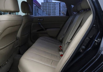 Подержанный автомобиль Nissan Teana 2010 года (10 фото)