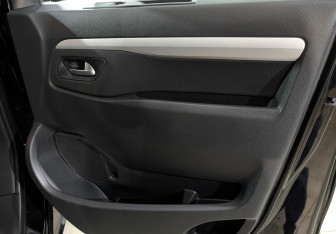 Подержанный автомобиль Peugeot Traveller 2019 года (25 фото)