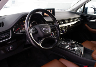 Подержанный автомобиль Audi Q7 2016 года (12 фото)