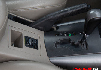 Подержанный автомобиль Toyota RAV4 2006 года (12 фото)