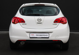 Подержанный автомобиль Opel Astra Hatchback 2011 года (5 фото)