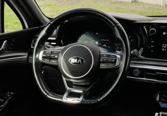 Подержанный автомобиль Kia K5 2021 года (14 фото)