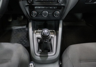 Подержанный автомобиль Volkswagen Jetta Sedan 2015 года (15 фото)