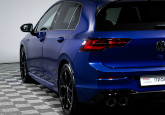 Подержанный автомобиль Volkswagen Golf R Hatchback 2023 года (19 фото)