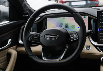 Подержанный автомобиль Geely Monjaro 2025 года (16 фото)