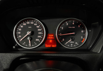 Подержанный автомобиль BMW X5 2011 года (12 фото)