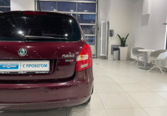 Подержанный автомобиль Skoda Fabia Hatchback 2012 года (9 фото)