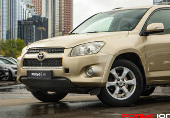 Подержанный автомобиль Toyota RAV4 2011 года (16 фото)