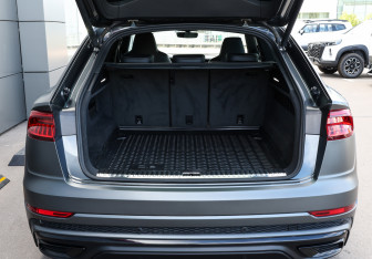 Подержанный автомобиль Audi Q8 2019 года (9 фото)