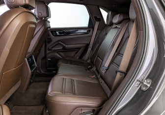 Подержанный автомобиль Porsche Cayenne 2018 года (18 фото)
