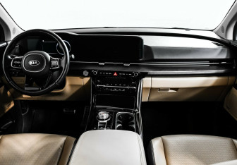 Подержанный автомобиль Kia Carnival 2020 года (9 фото)
