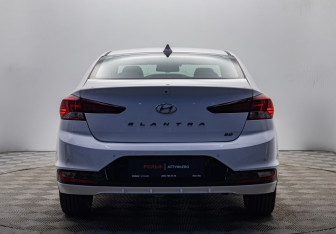 Подержанный автомобиль Hyundai Elantra Sedan 2019 года (4 фото)