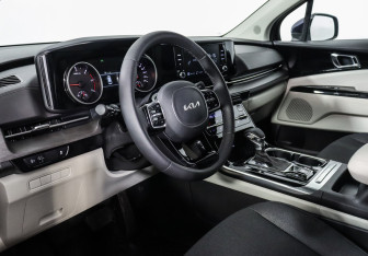 Подержанный автомобиль Kia Carnival 2021 года (8 фото)