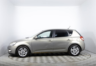 Подержанный автомобиль Kia Ceed Hatchback 2010 года (8 фото)