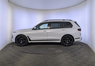 Подержанный автомобиль BMW X7 2023 года (8 фото)