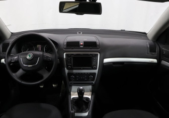 Подержанный автомобиль Skoda Octavia Wagon 2012 года (13 фото)