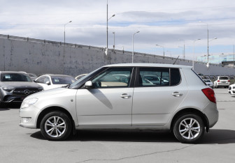Подержанный автомобиль Skoda Fabia Hatchback 2012 года (8 фото)