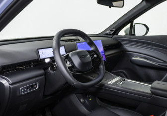 Подержанный автомобиль Omoda C7 2025 года (10 фото)