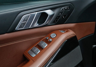 Подержанный автомобиль BMW X7 2021 года (22 фото)