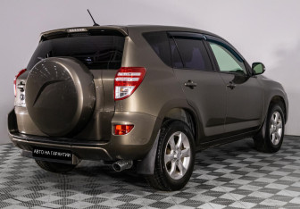 Подержанный автомобиль Toyota RAV4 2010 года (3 фото)