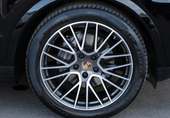 Подержанный автомобиль Porsche Cayenne 2021 года (35 фото)