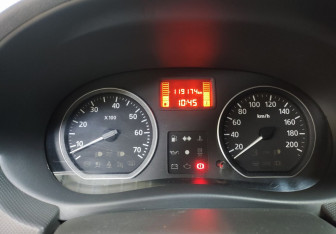 Подержанный автомобиль Renault Sandero 2011 года (15 фото)