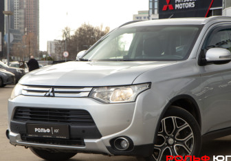 Подержанный автомобиль Mitsubishi Outlander 2014 года (21 фото)