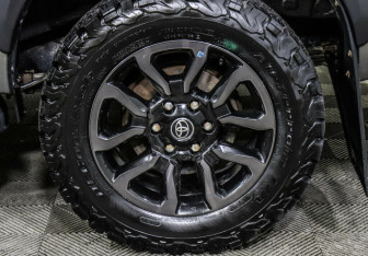 Подержанный автомобиль Toyota Hilux 2021 года (9 фото)