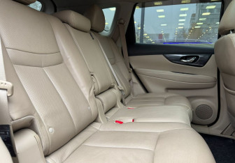 Подержанный автомобиль Nissan X-Trail 2015 года (11 фото)