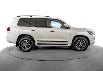 Подержанный автомобиль Toyota Land Cruiser Suv 2016 года (4 фото)
